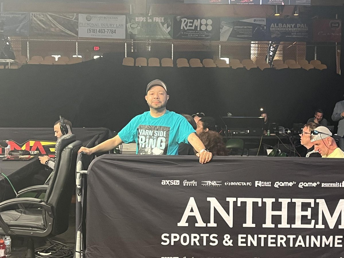 realjoelivehd83's tweet photo. Lfg @ThisIsTNA #TNAWrestling #TNAUnderSiege #yarngate
#alabany #ny #frontrow https://t.co/hYOKSbT32M