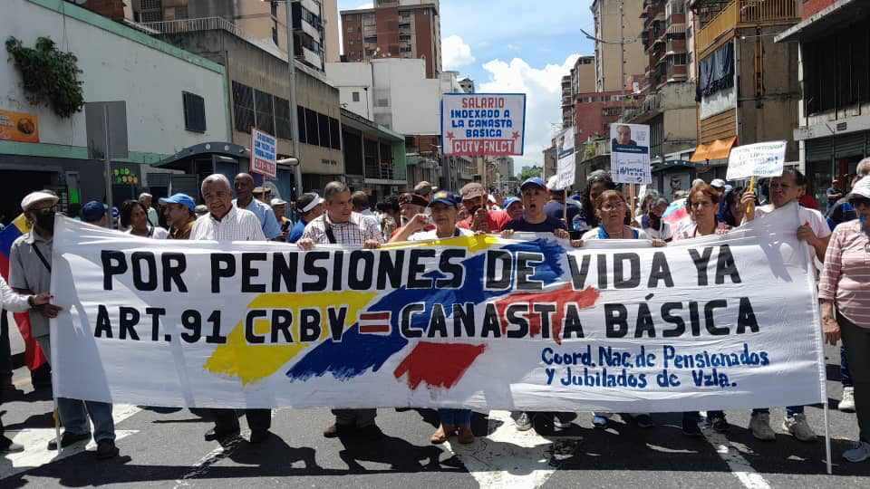 Desde el 2013 los pensionados y jubilados enfrentan la peor calamidad en sus vidas. El exterminio progresivo por falta de pensiones para vivir. #AumentoInfrahumano #MaduroMatoElSalario