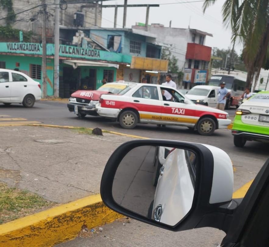 #ChismitoJarocho HISTORIAS DE TAXISTAS 📷 5:03 pm #ReporteVial Se registró accidente de taxistas en Jiménez Norte y Xalapa. @AyuntamientoVer @PatyYunes #VeracruzCiudadYPuerto #PaTiPalPuerto #VeracruzPuerto #Jarochos #Veracruz2024 @vialver