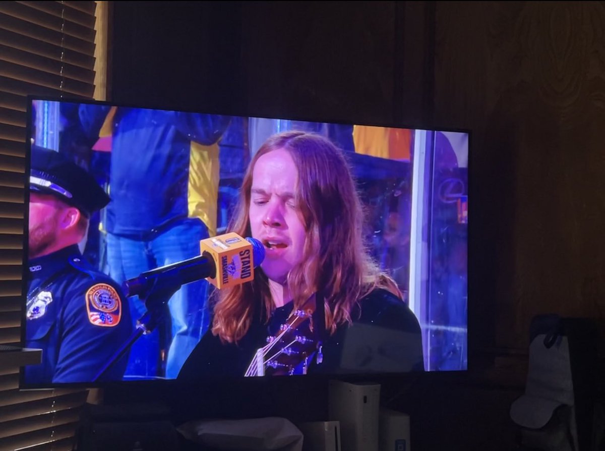 Billy Strings sang the national anthem at the Predators/Canucks game just now 😍😍😍