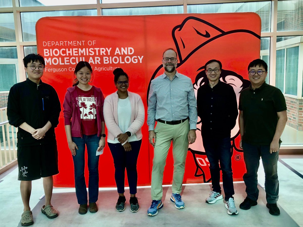 Davidzz46648607's tweet photo. Prof. Blake Meyers gave us a great talk about phasiRNA regulating crop anther development! Such an inspiring and insightful 💡talk. Glad to see you here at Oklahoma after 16 years😄 https://t.co/BK9IL2LV8G
