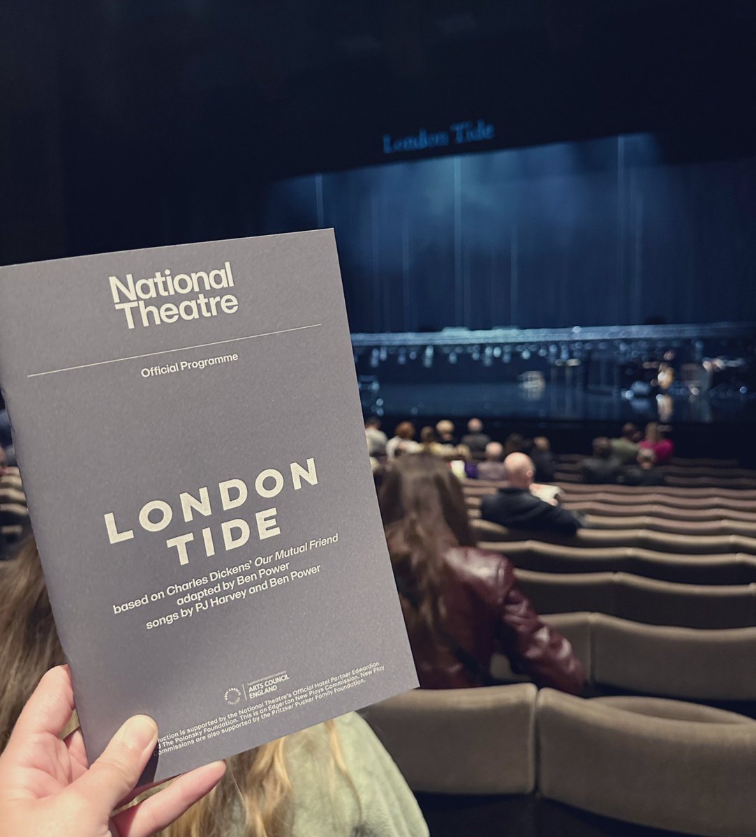 Finally got round to seeing London Tide tonight and it was so good! Such a clever use of the stage and lighting bars, rising and falling like waves throughout the songs. I’ve never seen anything like it, it looks amazing! And the songs were great too! @NationalTheatre #LondonTide