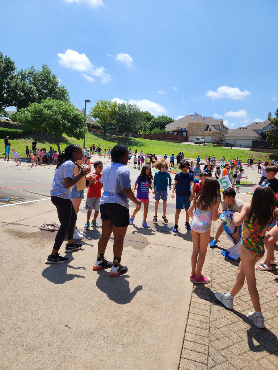 LadyHawksSquad's tweet image. The Lady Hawks had a blast at Hicks Elementary Field Day! Thanks for having us and we can't wait to come back next year! #futureHawks #HPND