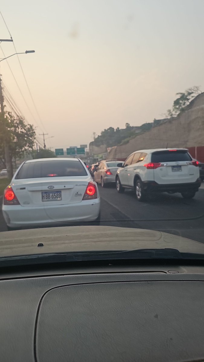 Charlie_Garciav's tweet photo. Chele ni te movas para el anillo periférico está TOPADO más de hr y media en tráfico @ca_acosta @fervarelahn @luislarahn https://t.co/08XKT6UzXq