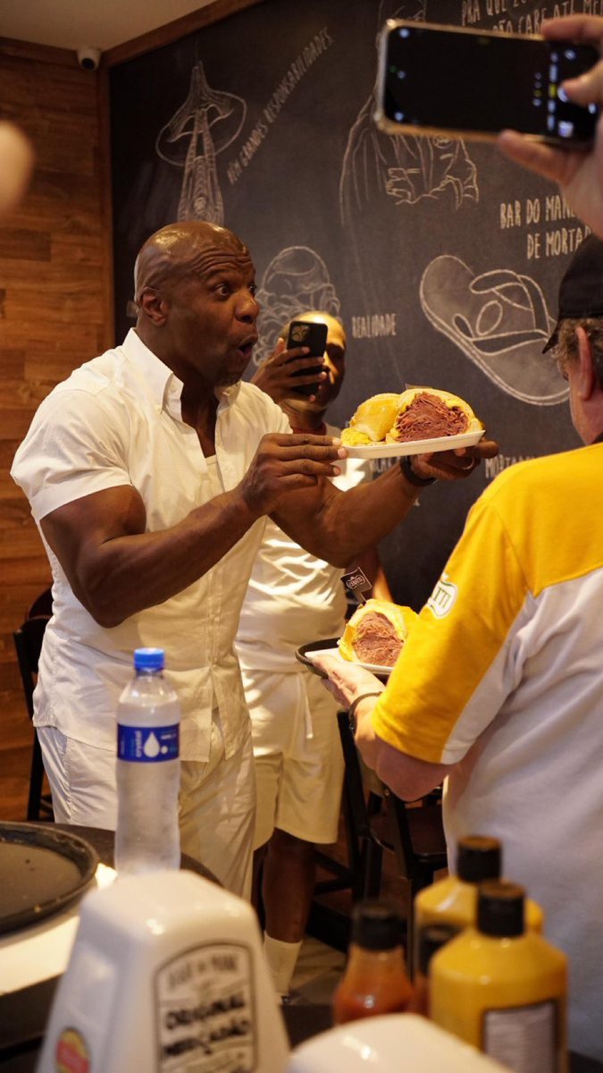 Simplesmente Terry Crews, de 'Todo Mundo Odeia o Chris', visitando o Mercadão de São Paulo 🗣️