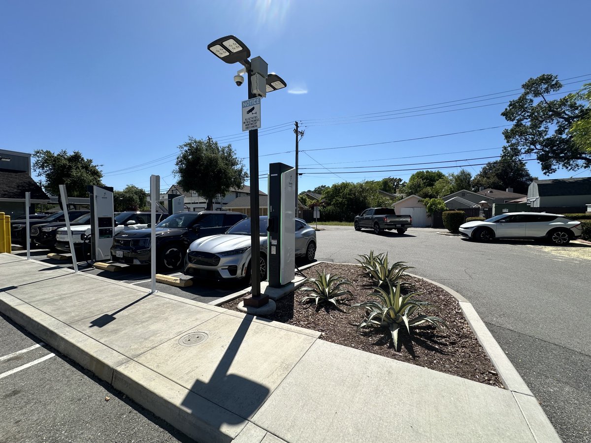 📍 Paso Robles, CA Final stop of the day, so I can leave Sunday w/o charging first thing, and typical EA mess. Completely full w/ a line. I waited 20 mins & the EV6 waited over an hour because everyone was going over 90% 🤦‍♂️