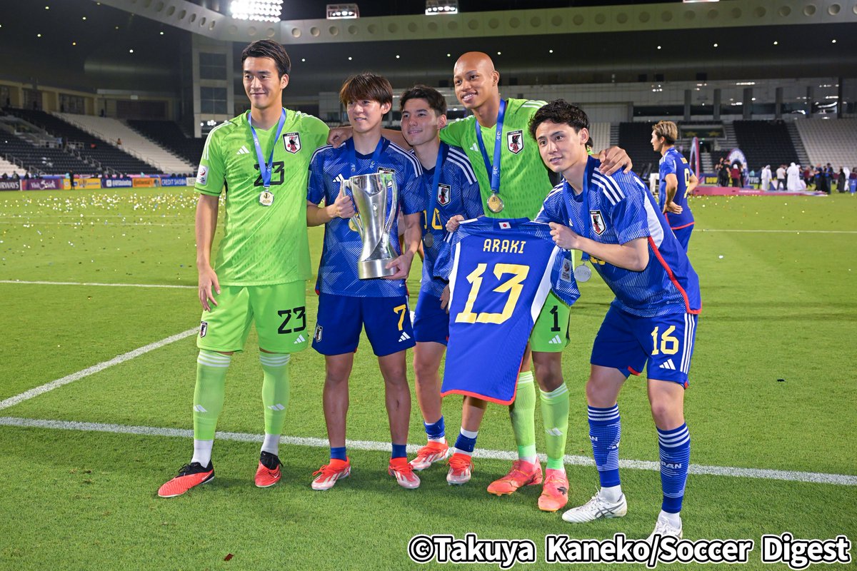 sakadai_naka's tweet photo. 大事を取ってセレモニーには参加しなかった #荒木遼太郎選手 のユニホームとメダルも一緒に。
これこそU-23日本代表の団結力！

#AFCU23AsianCup
#サカダイフォト #写真部金子 📷
#山田大樹 #松木玖生 #内野貴史 https://t.co/6B6TiQ576X