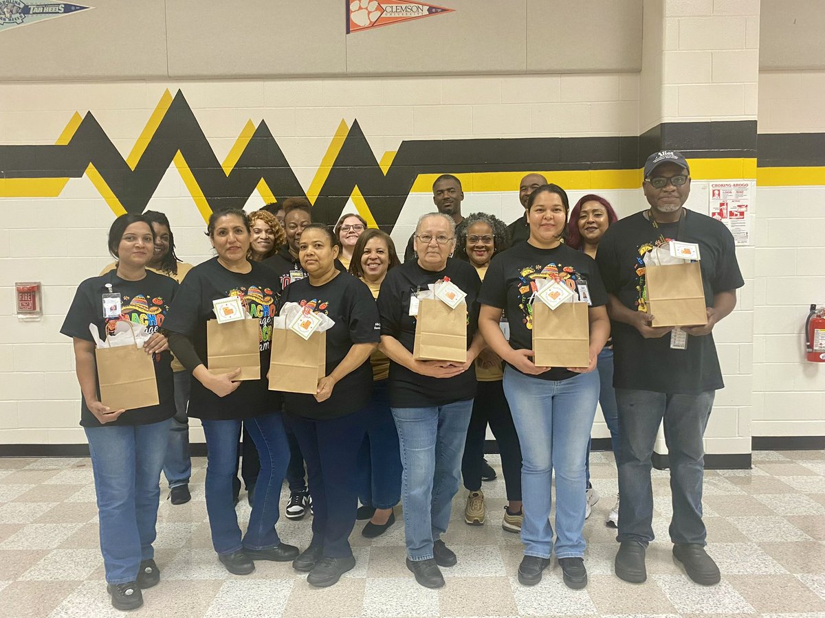 Recognizing the incredible dedication and hard work of our nutrition staff. Their commitment to promoting health and well-being through nourishing meals is truly commendable. Thank you for all you do! 🍏🥦 #SchoolLunchHero #Gratitude @HNGCBears @AliefISD