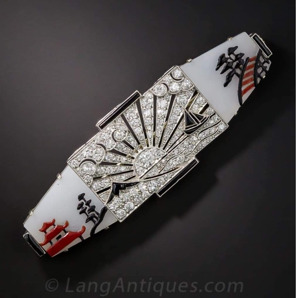 French, Art Deco Japanesque Mother-of-Pearl Backed Glass with Diamonds, Onyx, and Enamel
Vía: LangAntiques