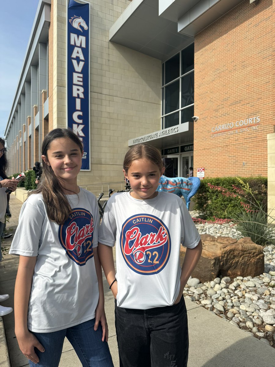 How cute are these Caitlin Clark fans?! 

They drove to Arlington, TX from New Mexico to see Clark’s first WNBA game! 

Indiana Fever vs Dallas Wings sold out game begins at 7pm Central

@wfaa