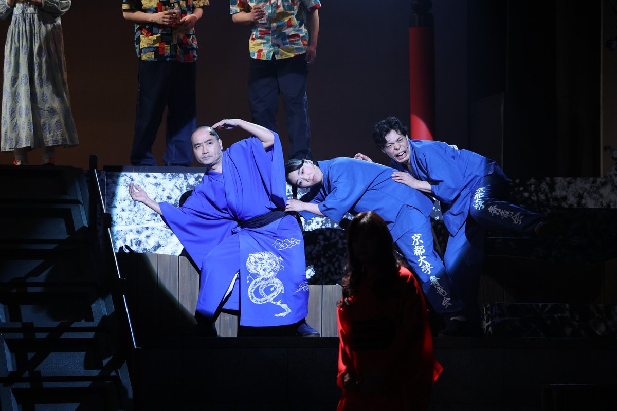 2024kh_oncemore's tweet photo. ＼㊗️大阪公演 前楽&大千穐楽🎉／

『鴨川ホルモー、ワンスモア』大阪公演

みんなで駆け抜けました🏃‍♂️🏃‍♀️💨
寂しい😭😭😭でも嬉しい！

本日5.4（土・祝）は、
12:00回と17:00回の2回公演です。

夜はライブ配信もありますが、まずはご来場いただくお客様に向けて、丁寧に熱っぽくお贈りします😌

本日もグッズ先行販売があります。
公演の90分前より劇場正面にて行い���す。

マチネ公演：10:30〜11:00の30分間
ソワレ公演：15:30〜16:00の30分間

がグッズ先行販売です。

共に準備の都合上、グッズ先行販売前後は、7Fフロアには滞留できませんのでご了承ください🙇‍♂️

そして、昼夜共に当日券があります。
実は当日券きのうはどなたも帰ってませんよ😊是非生で！

さあ大阪公演、まずは前楽です。
満員御礼🎉

#千穐楽のまえをまえらくといいます
#鴨川ホルモーワンスモア