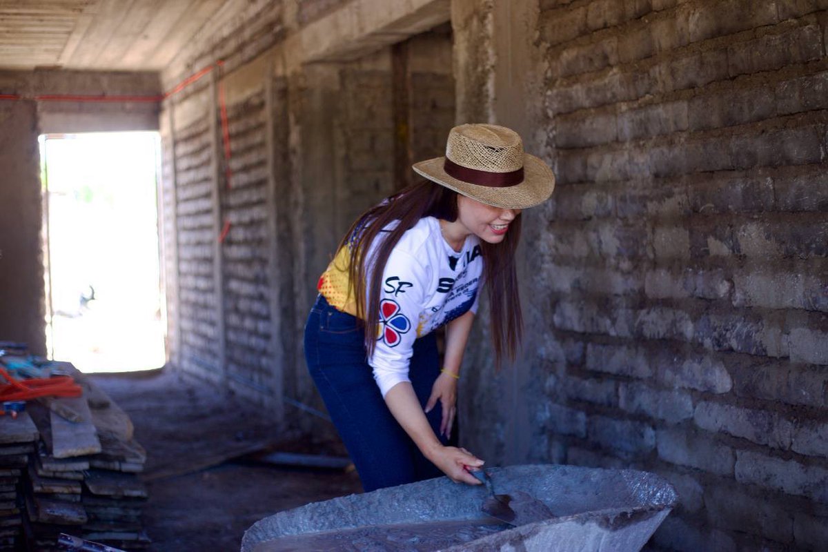 SoniaFloresArc1's tweet photo. Hoy 3 de mayo se celebra el Día de la Santa Cruz y también a los albañiles, ¡maestros de la construcción!
🧱

Aquí ya defendimos #Durango y lo vamos a seguir haciendo, porque nuestro futuro se construye hoy. 🙌🏻🌼

¡Merecen nuestra gratitud y un reconocimiento por su excelente trabajo! 👷🏽👷🏻‍♀️💪🏼

#MiCompromisoEsContigo