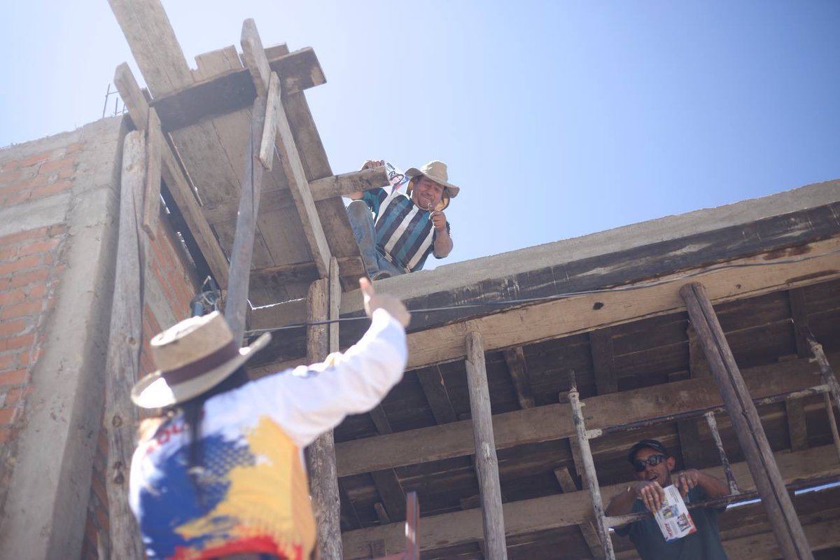 SoniaFloresArc1's tweet photo. Hoy 3 de mayo se celebra el Día de la Santa Cruz y también a los albañiles, ¡maestros de la construcción!
🧱

Aquí ya defendimos #Durango y lo vamos a seguir haciendo, porque nuestro futuro se construye hoy. 🙌🏻🌼

¡Merecen nuestra gratitud y un reconocimiento por su excelente trabajo! 👷🏽👷🏻‍♀️💪🏼

#MiCompromisoEsContigo
