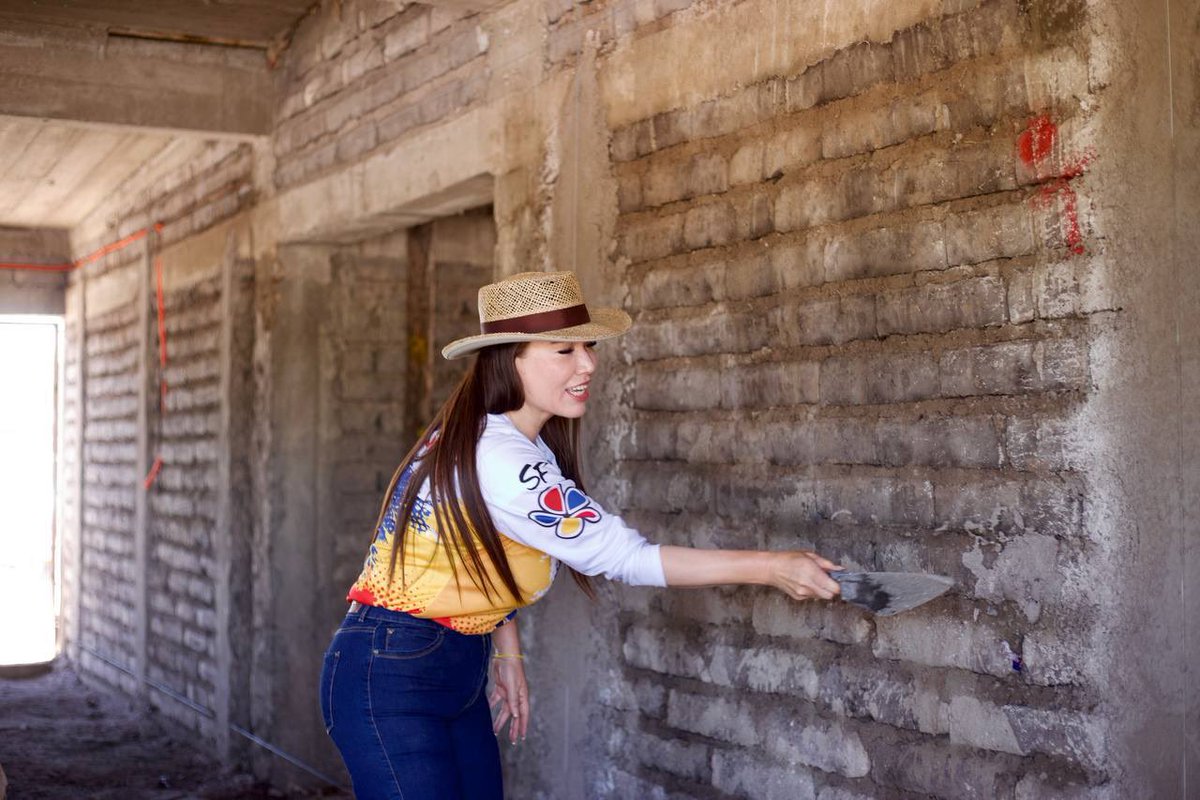 SoniaFloresArc1's tweet photo. Hoy 3 de mayo se celebra el Día de la Santa Cruz y también a los albañiles, ¡maestros de la construcción!
🧱

Aquí ya defendimos #Durango y lo vamos a seguir haciendo, porque nuestro futuro se construye hoy. 🙌🏻🌼

¡Merecen nuestra gratitud y un reconocimiento por su excelente trabajo! 👷🏽👷🏻‍♀️💪🏼

#MiCompromisoEsContigo