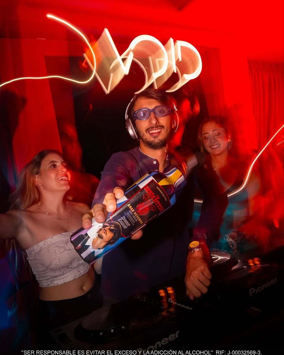 Hoy es viernes y el cuerpo lo sabe🥃 Prepárate para Sacar El Pecho con tu Botella ft Danny Ocean y déjate llevar 🙌 ¿Cuál canción crees que está tocando el DJ?🧐 <a href="/RonSantaTeresa/">RonSantaTeresa</a> #rontravel