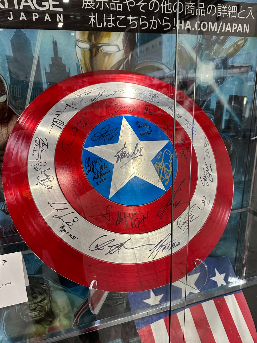 #大阪コミコン　
ヘリテージさんのブースに飾られている
映画アベンジャーズの
出演者サイン入りの
キャプテン・アメリカの盾！
これはお宝