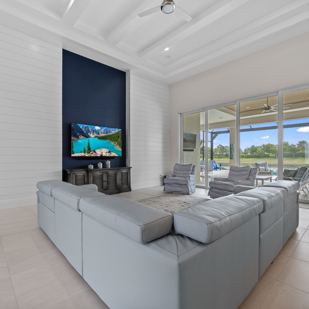 NewHomeInFL's tweet photo. 🌟 Just Listed in Naples! 🌟
Indulge in the epitome of luxury with this exquisite 4Bedrooms, 5Bathrooms home. Boasting over 10,000 sqft. of sophisticated design, this Naples gem is a true masterpiece. 
Ready for a private tour? Contact me today! #NaplesRealEstate #LuxuryHome ✨🔑 https://t.co/yv2MERY0Cn
