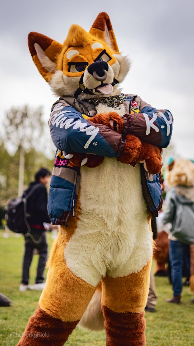 SIZIN' YOU UP 🔥 #FURSUITFRIDAY 🧵 @FurryFursuit_M 📸 @ThePerkyRiolu