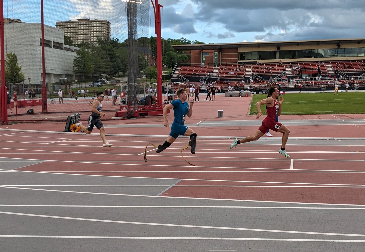 Former @RazorbackTF @hunterwoodhall breaks the American record tonight in Fayetteville for the fastest 400 meters on the track in his division (T62) - 46.39 seconds.