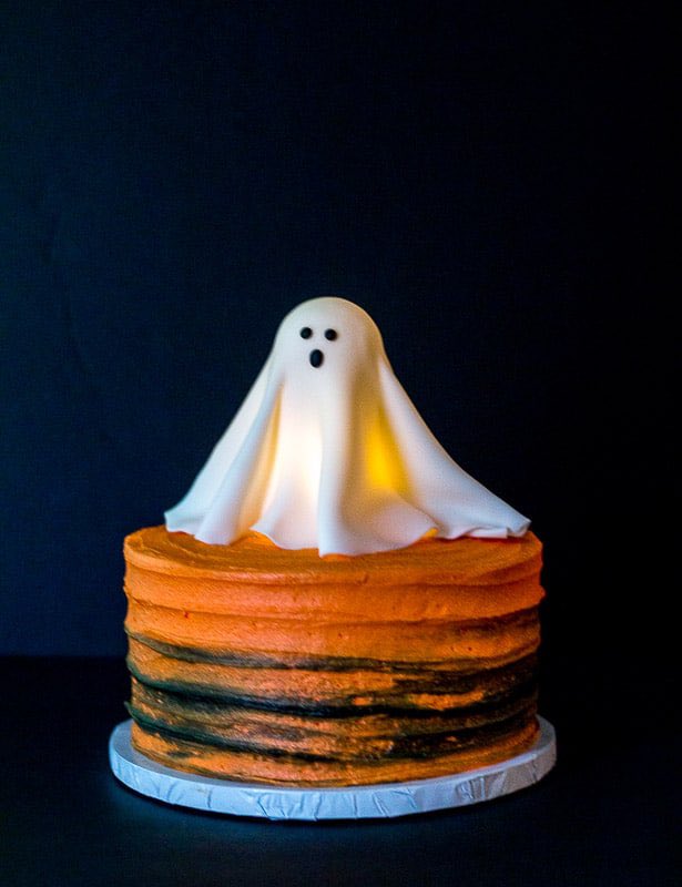 GLOWING GHOST Cake via I Scream for Buttercream 👻
#NationalParanormalDay  
#GhastlyGastronomy 

iscreamforbuttercream.com/glowing-ghost-…