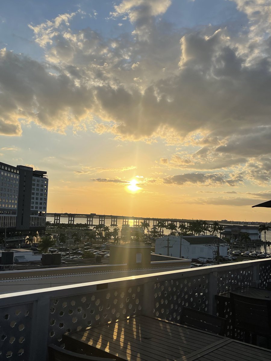 Roof top sunsets are the best…. #ftmyers 🍻 😎🇺🇸