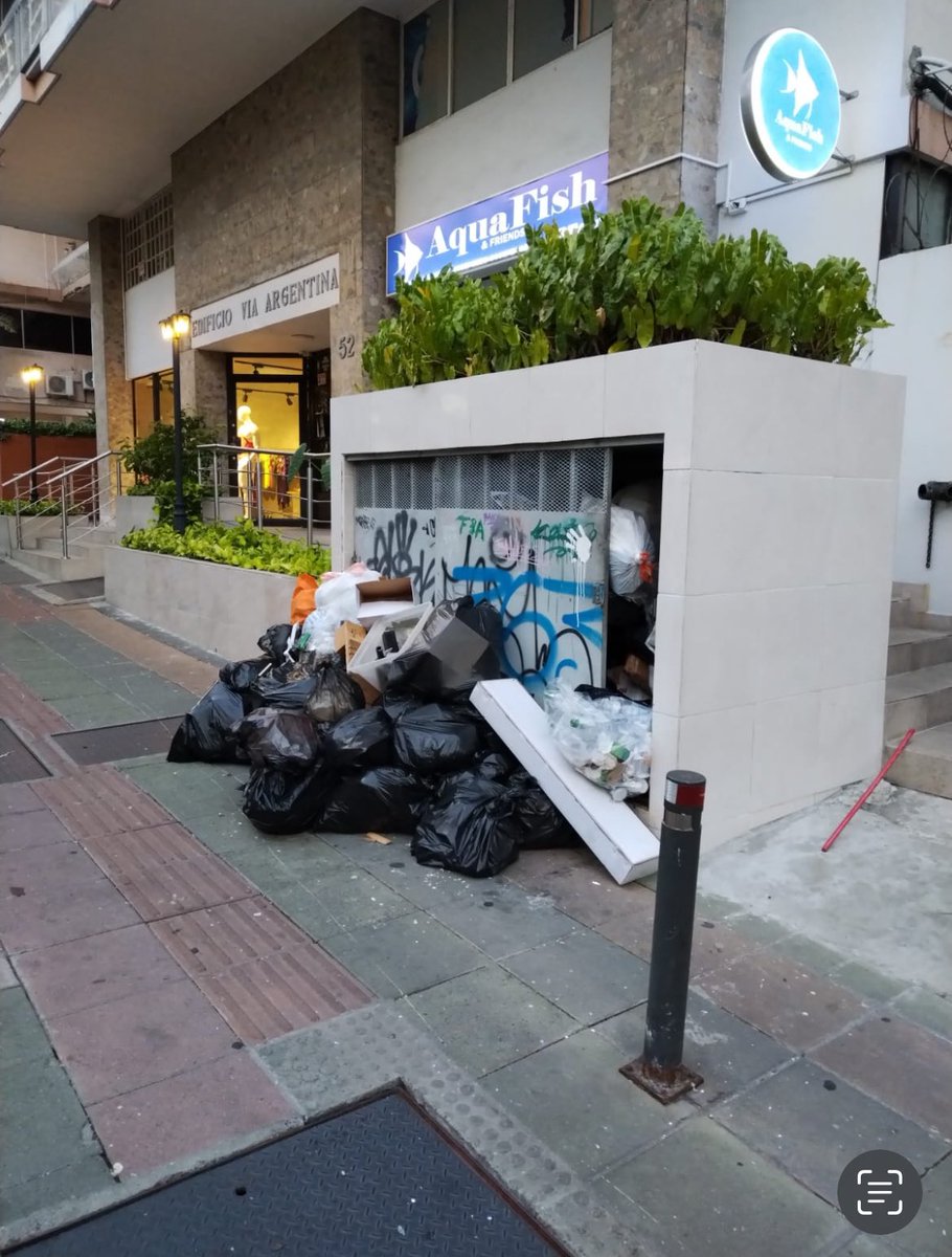 Natpadc's tweet photo. Esto ya es increíble. Casi 20 días sin recoger la basura. Y así están varios edificios de la vía argentina. Que atentado a la salud y que imágen para nacionales y turistas. Que pena Panamá @BVNewsPanama @rickydominguez2 @AAUD_Panama @joseluisfabrega y así buscan reelección ??? https://t.co/XitGTjGQWX