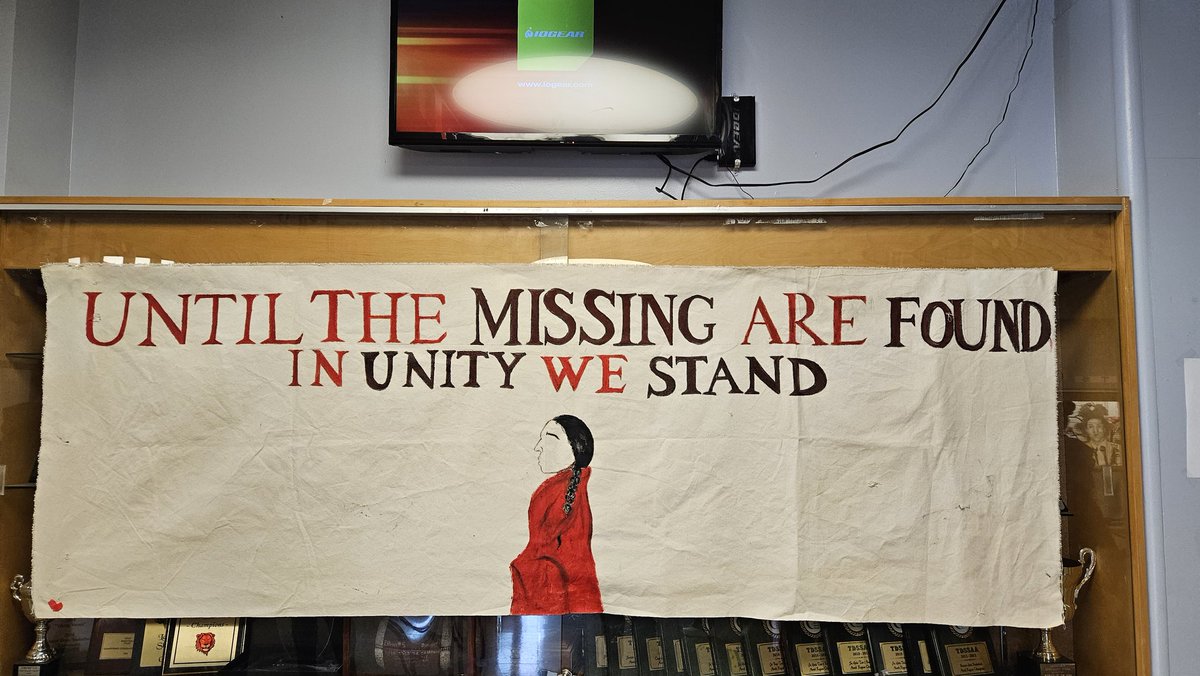 Today the TRC student group organized a school wide activity to recognize the National Day of Awareness for Missing & Murdered Indigenous Women #RedDressDay .Thx U to the student & staff volunteers. @DomenicGiorgi @UIEC_Tdsb @tdsb @LC2_TDSB @ChezDominique @Jandu_Navjot