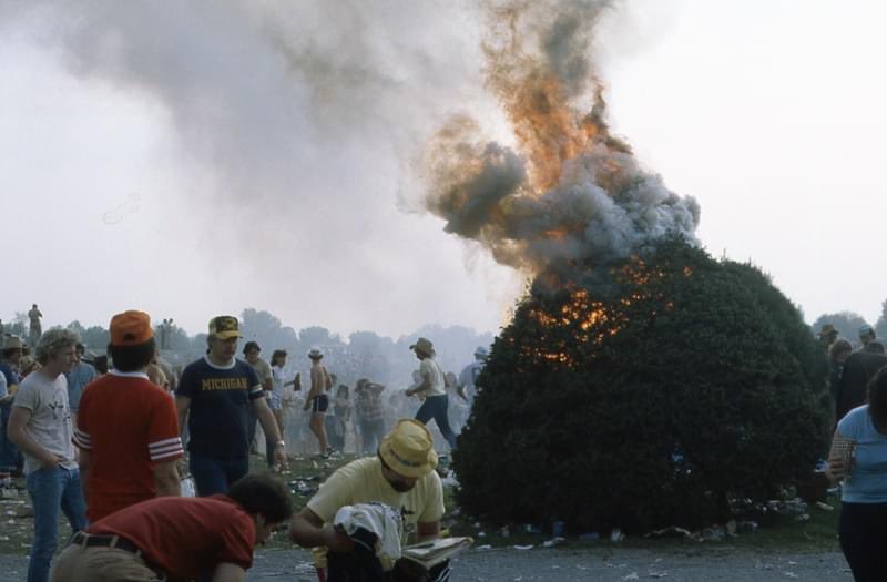 meadormadec's tweet photo. Someone posted their Kentucky Derby infield photos from 1980 on fb and I’m obsessed with how debaucherous it looks. https://t.co/Lq1WBIBLMF