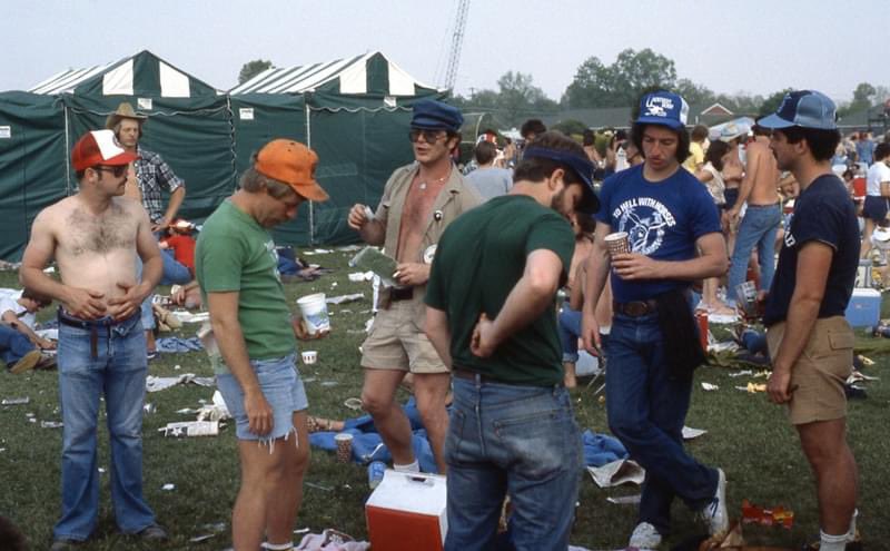 meadormadec's tweet photo. Someone posted their Kentucky Derby infield photos from 1980 on fb and I’m obsessed with how debaucherous it looks. https://t.co/Lq1WBIBLMF