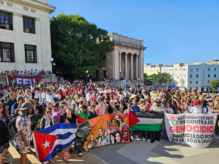 ¡Viva Palestina Libre 🇵🇸! ✊🏼 Desde la escalinata de la @UdeLaHabana junto a jóvenes capitalinos, estudiantes palestinos y norteamericanos, exigimos el cese de la masacre en Palestina, y apoyamos a los universitarios de EE.UU que están siendo reprimidos por defender esta causa.