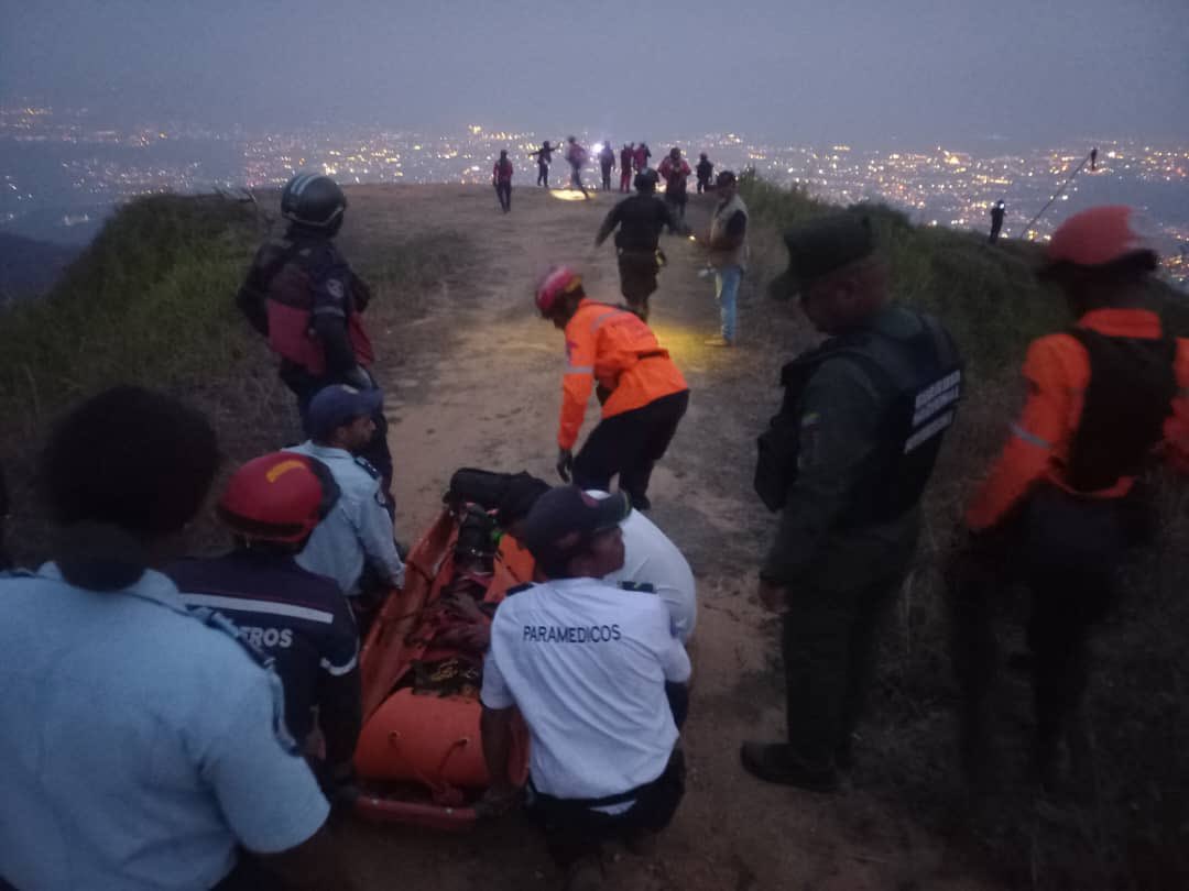 CeballosIchaso1's tweet photo. Las acciones coordinadas de Bomberos PC GNB y PoliMiranda permitieron rescate de la Parapentista Minerva Morales,  en helicóptero policial, desde el Sector Zamurito y se encuentra sana y salva en  la Clínica Federico Ozanam, en la Parroquia Guatire, Juntos por la Vida y La Paz. https://t.co/BLG0p5VNQg