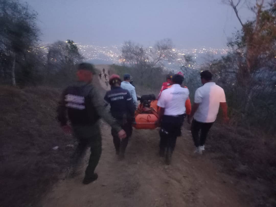 CeballosIchaso1's tweet photo. Las acciones coordinadas de Bomberos PC GNB y PoliMiranda permitieron rescate de la Parapentista Minerva Morales,  en helicóptero policial, desde el Sector Zamurito y se encuentra sana y salva en  la Clínica Federico Ozanam, en la Parroquia Guatire, Juntos por la Vida y La Paz. https://t.co/BLG0p5VNQg