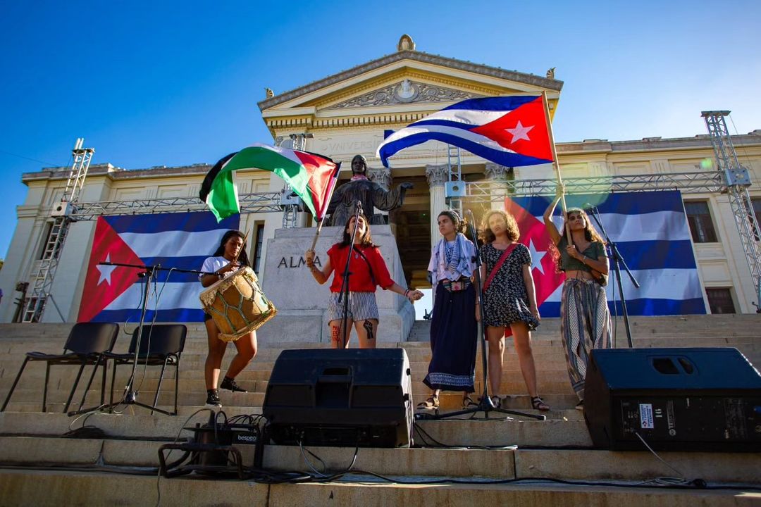 ElNecio_Cuba's tweet photo. En la histórica escalinata de la @UdeLaHabana los jóvenes cubanos se manifestaron en favor de Palestina y su derecho a vivir en paz 🇵🇸 También lo hicieron en plena solidaridad con los miles de universitarios reprimidos en EEUU por apoyar la causa palestina y pensar distinto a su gobierno.

🍉✊🏽 #FreePalestine 

📸 @cubadebatecu