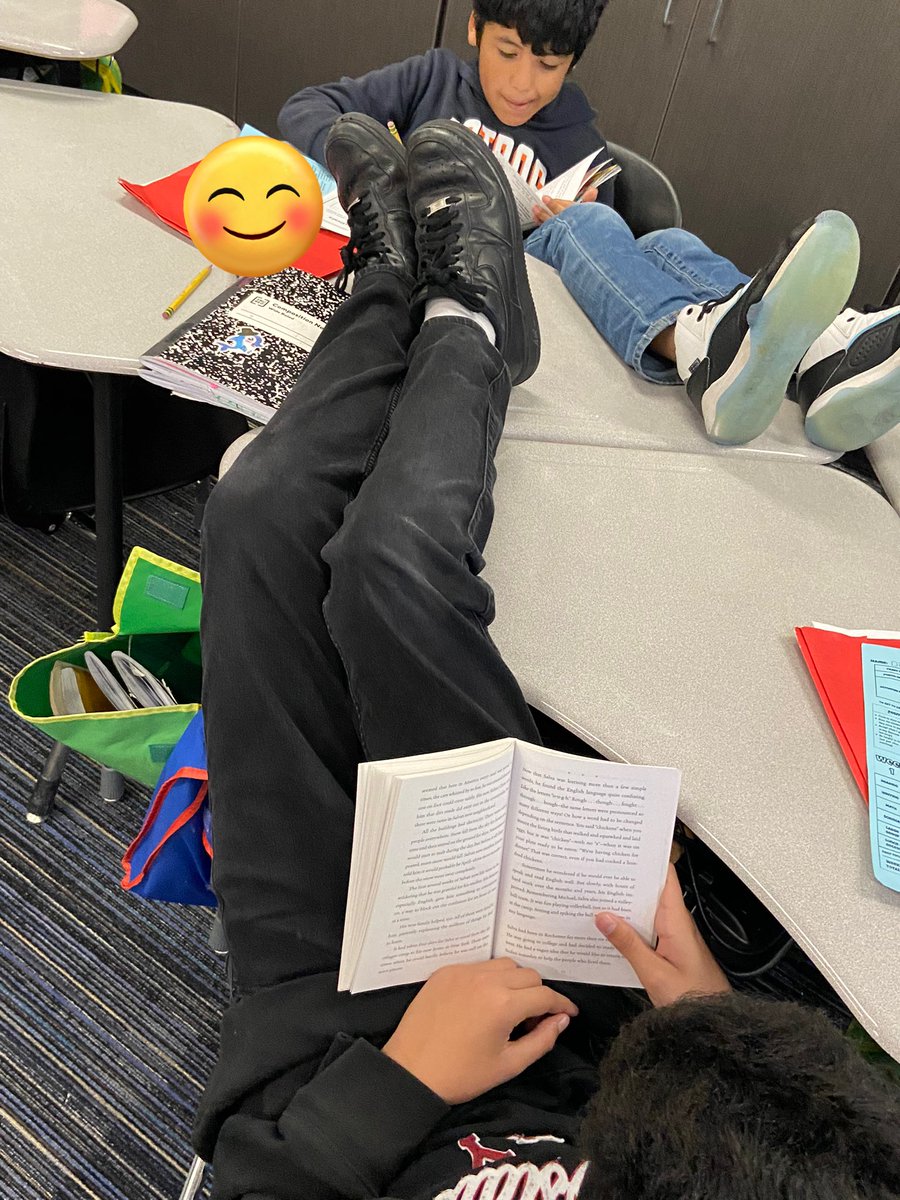 MsMuraira5's tweet image. FEET UP FRIDAY! 🤓📚 #MurairasMustangs are eager to read their books for Book Club! On our way to ONE MILLION words 💙 @BaneElementary @VirginiaREADs #READ180 @MsValentin_
