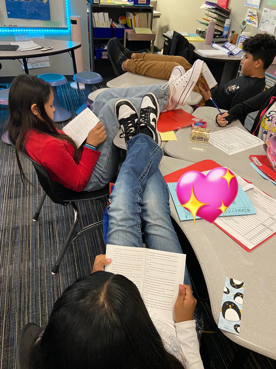 MsMuraira5's tweet image. FEET UP FRIDAY! 🤓📚 #MurairasMustangs are eager to read their books for Book Club! On our way to ONE MILLION words 💙 @BaneElementary @VirginiaREADs #READ180 @MsValentin_