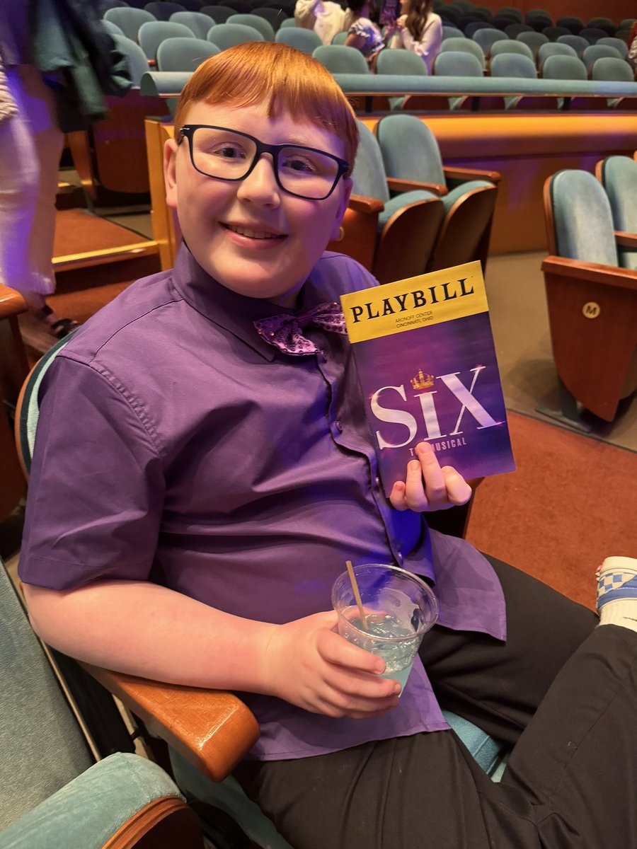 kakomlanc's tweet photo. Excited for a rockin” night with the Queens!!  @SIXUSTour https://t.co/R50IP0VIHN