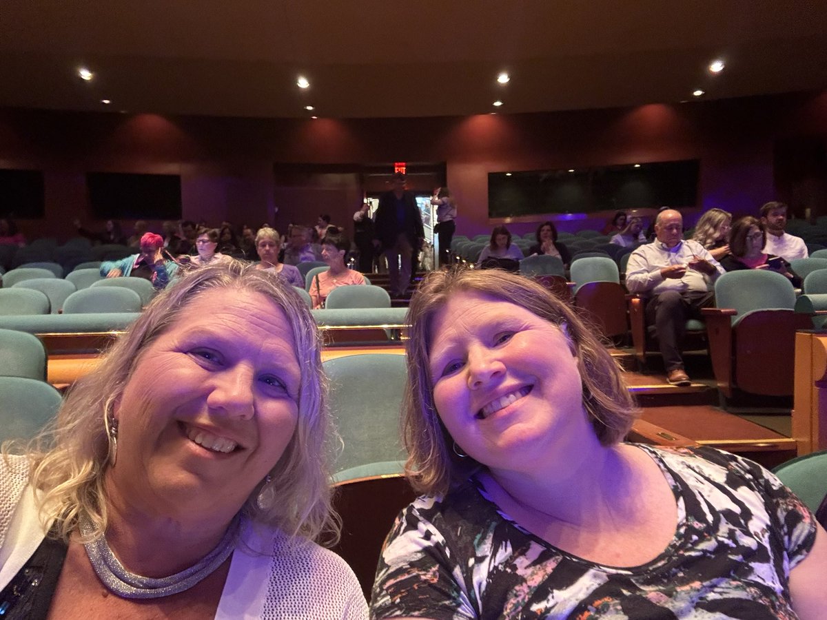 kakomlanc's tweet photo. Excited for a rockin” night with the Queens!!  @SIXUSTour https://t.co/R50IP0VIHN