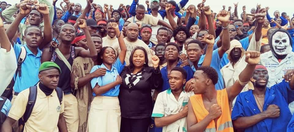 CameliaLeclercq's tweet photo. Ils ont dit"Joyeux anniversaire en différé Mme le Ministre et aucun Ministre avant vous n'a été ni autorisé ni accepté lors de notre rassemblement (TP des Ngozistes). Avec humilité, 
infiniment merci mes enfants.Luttons contre les violences en milieu scolaire et les cascades https://t.co/ocUKOLBRRq