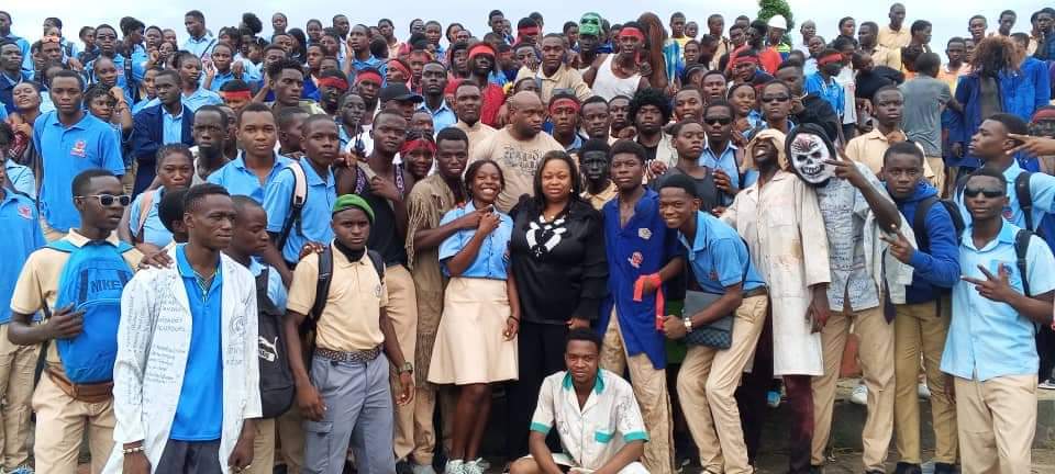 CameliaLeclercq's tweet photo. Ils ont dit"Joyeux anniversaire en différé Mme le Ministre et aucun Ministre avant vous n'a été ni autorisé ni accepté lors de notre rassemblement (TP des Ngozistes). Avec humilité, 
infiniment merci mes enfants.Luttons contre les violences en milieu scolaire et les cascades https://t.co/ocUKOLBRRq
