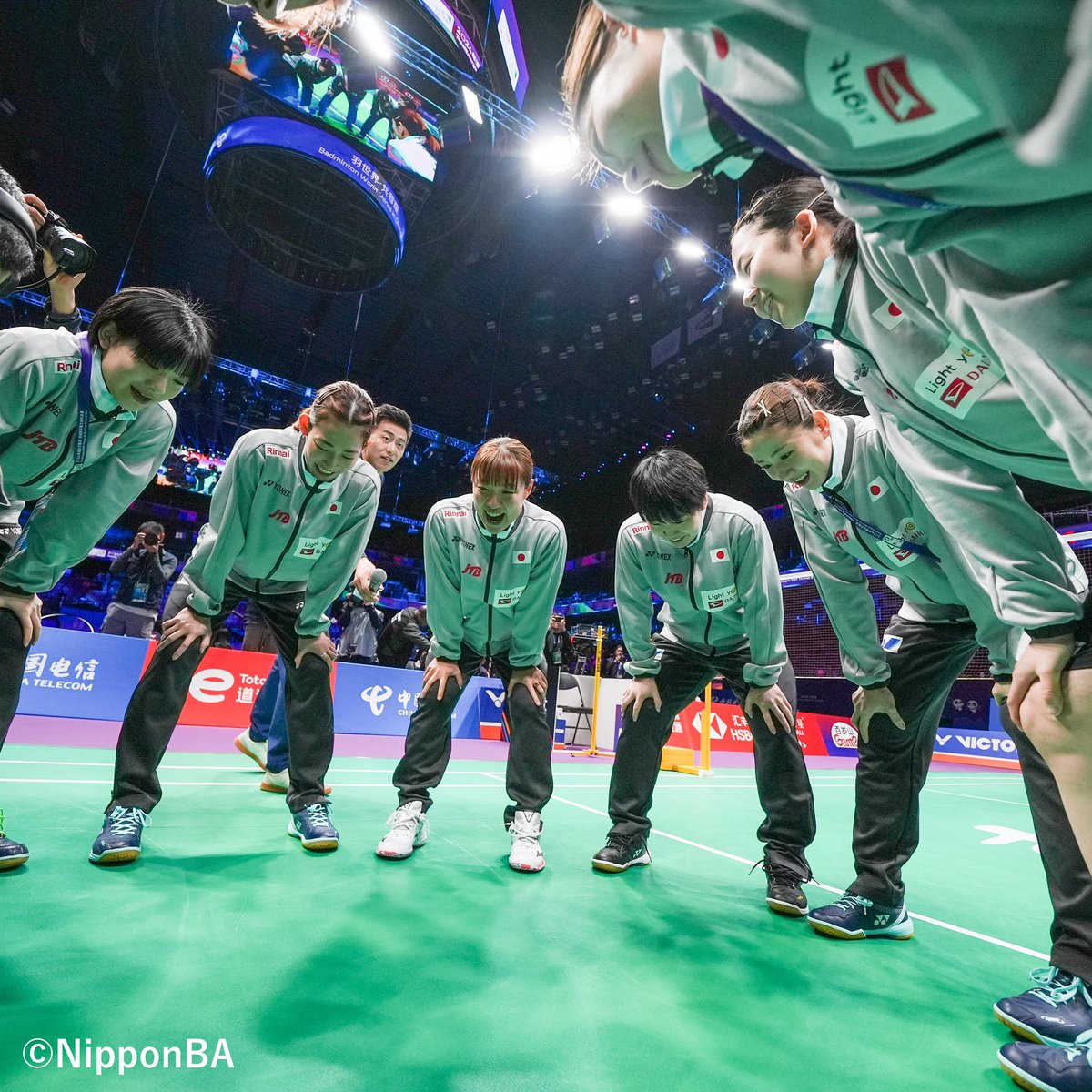 【トマス杯ユーバー杯2024】
ユーバー杯
準決勝vs中国🇨🇳
いよいよ始まります🏸
#BIRDJAPAN チームは🇯🇵
第1シングルス
 #大堀彩 選手
第1ダブルス
#シダマツ ペア
#志田千陽 #松山奈未 ペア
第2シングルス
#奥原希望 選手
第2ダブルス
#サクミヤ ペア
#櫻本絢子 #宮浦玲奈 ペア
第3シングルス
#宮崎友花