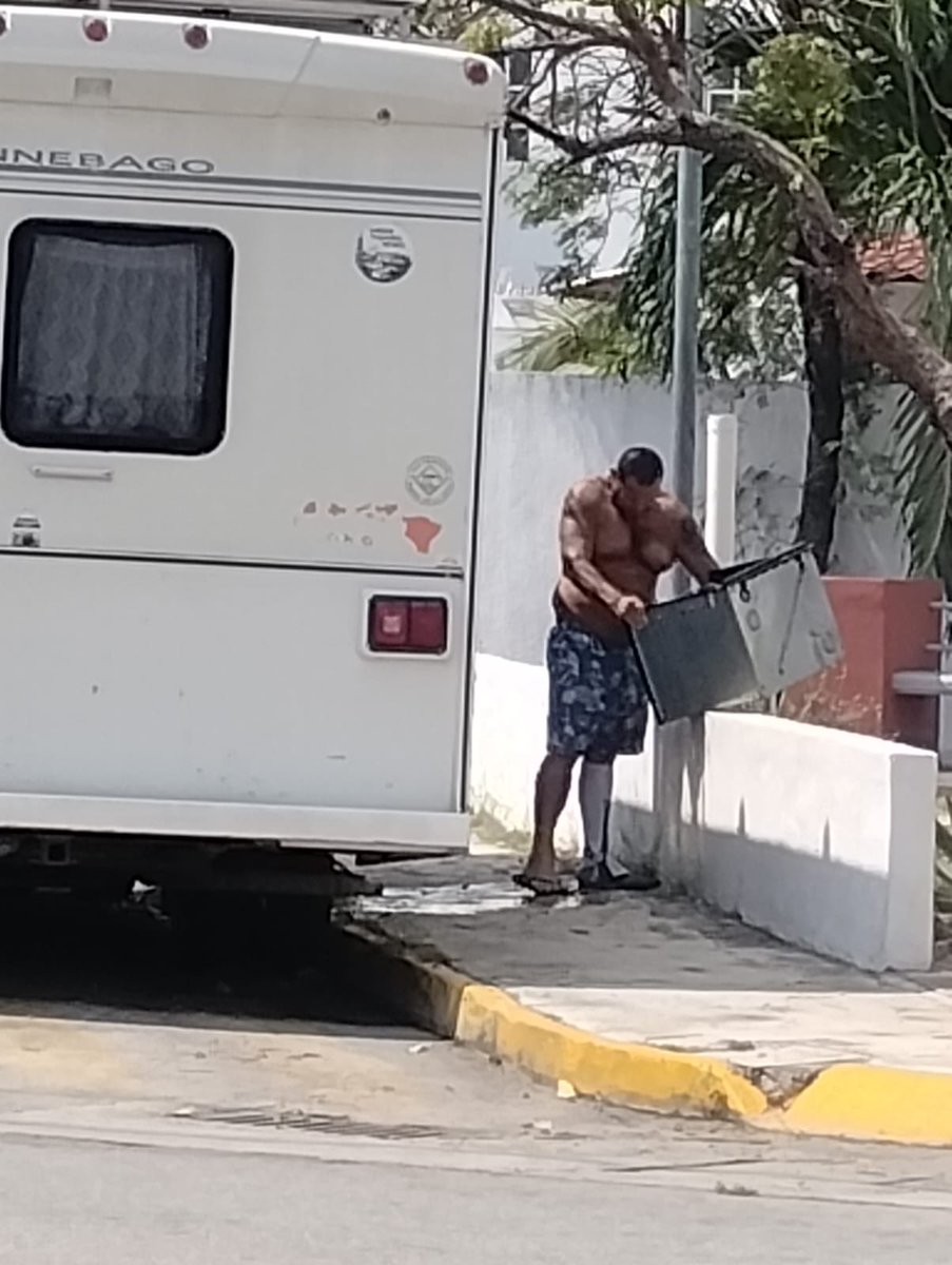 MARRGARIT's tweet photo. @TransitoBJ @Comsocial_BJ @CancunSOS @AytoCancun @CancunSOS @cancunecologia @semaqroo @saludqroo @SESA_QROO 
Extranjeros en  casa rodante tienen más de un mes aquí afectando  visibilidad en la avenida y tiran sus desechos en via pública, x favor  revisar  SM57 av las americas https://t.co/GySBtuTNWX