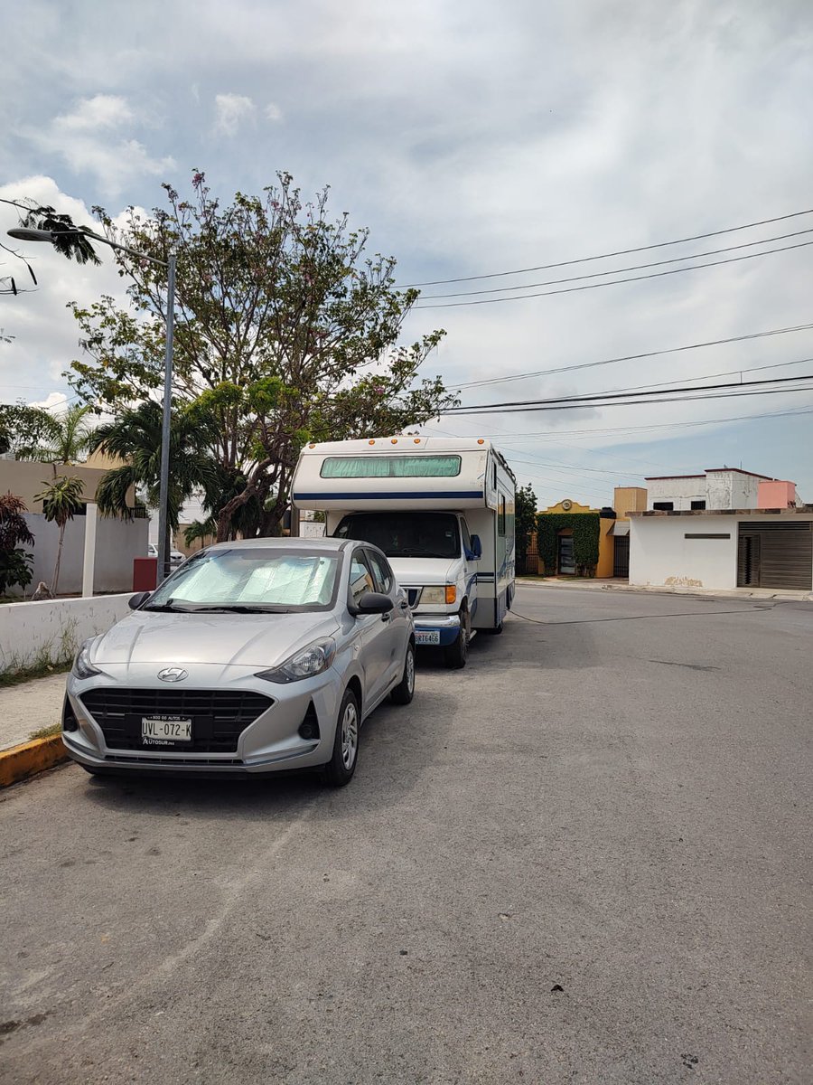 MARRGARIT's tweet photo. @TransitoBJ @Comsocial_BJ @CancunSOS @AytoCancun @CancunSOS @cancunecologia @semaqroo @saludqroo @SESA_QROO 
Extranjeros en  casa rodante tienen más de un mes aquí afectando  visibilidad en la avenida y tiran sus desechos en via pública, x favor  revisar  SM57 av las americas https://t.co/GySBtuTNWX