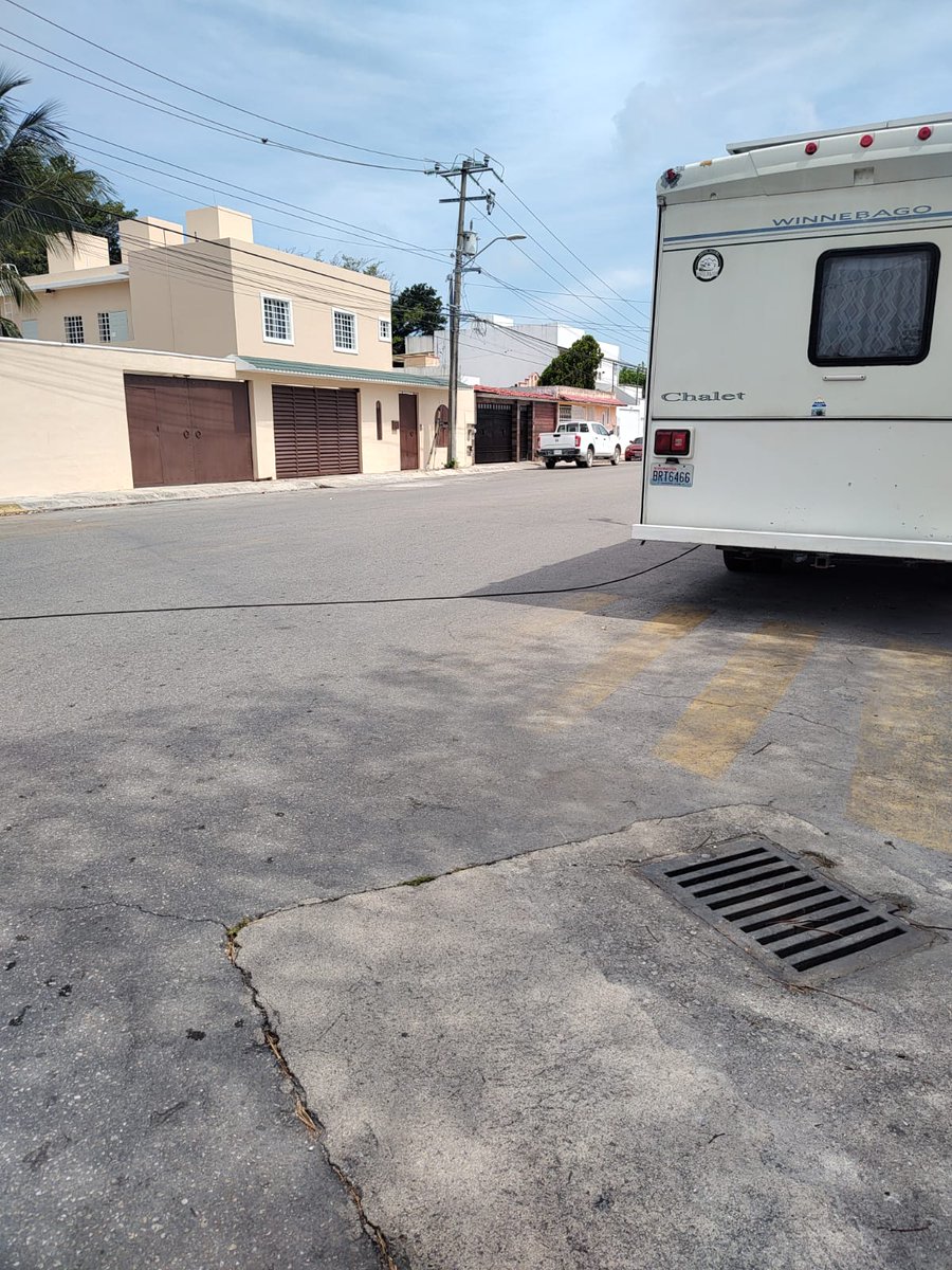 MARRGARIT's tweet photo. @TransitoBJ @Comsocial_BJ @CancunSOS @AytoCancun @CancunSOS @cancunecologia @semaqroo @saludqroo @SESA_QROO 
Extranjeros en  casa rodante tienen más de un mes aquí afectando  visibilidad en la avenida y tiran sus desechos en via pública, x favor  revisar  SM57 av las americas https://t.co/GySBtuTNWX
