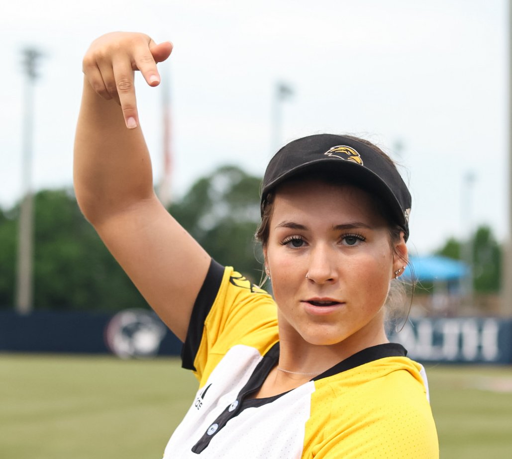 T3: Carlee scores on an RBI single from Nat! 😎

Southern Miss 3
South Alabama 0

📺: es.pn/3xY1Uea
📊: smttt.info/3UItKEo

#SMTTT | #RiseAsOne