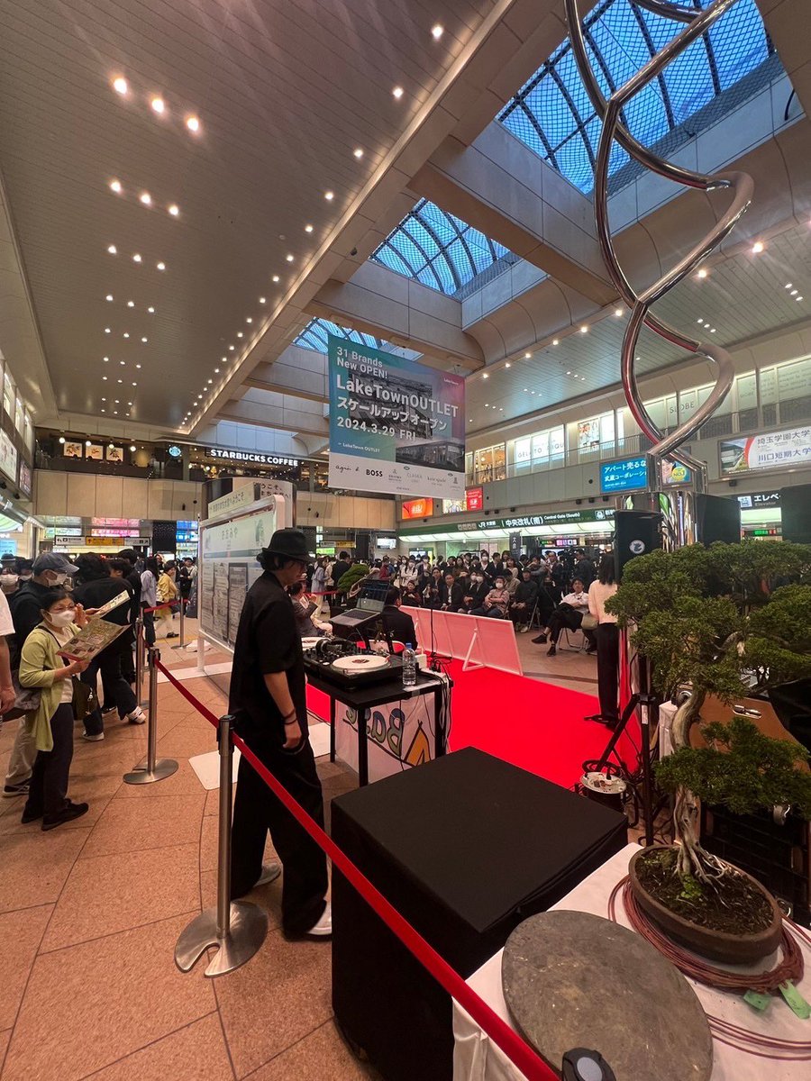 shingo_is_here's tweet photo. 5/2大宮駅中央改札前で行った大宮盆栽春祭りでは本当に沢山の方にお越し頂きありがとうございました…！
慣れ親しんだマメの木横でさいたま市長や大宮駅長の御前でのDJ感慨一入でした。
JR主催以外でこの場所で外部の人間がイベントをやるのは歴史上初めての事だったようで大変光栄に思います大感謝🍺 https://t.co/Tuymy5BxUc