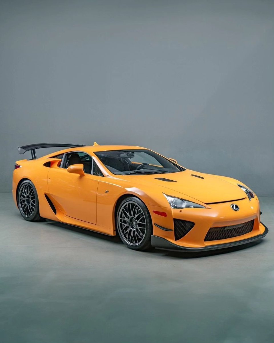 1 of only 7 #LexusLFA #Nurburgring package examples in the world in an orange exterior! 🤯

📸: @automobiliano