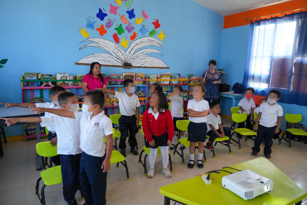 Como parte del programa de Fomento a la Lectura, visitamos el Preescolar Niños Héroes en el Fraccionamiento Reyes Mantecón, Oaxaca. Compartimos lecturas sobre el #CuidadoDelAgua, jugamos con ellos y al final colorearon dibujos relacionados con los cuentos. #FomentoALaLectura