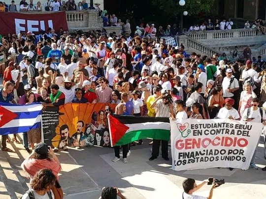 En Universidad de La Habana estudiantes cubanos 🇨🇺 y norteamericanos 🇺🇸 condenan el #GenocidioEnGaza. ¡ Viva #PalestinaLibre ! 🇵🇸✌
