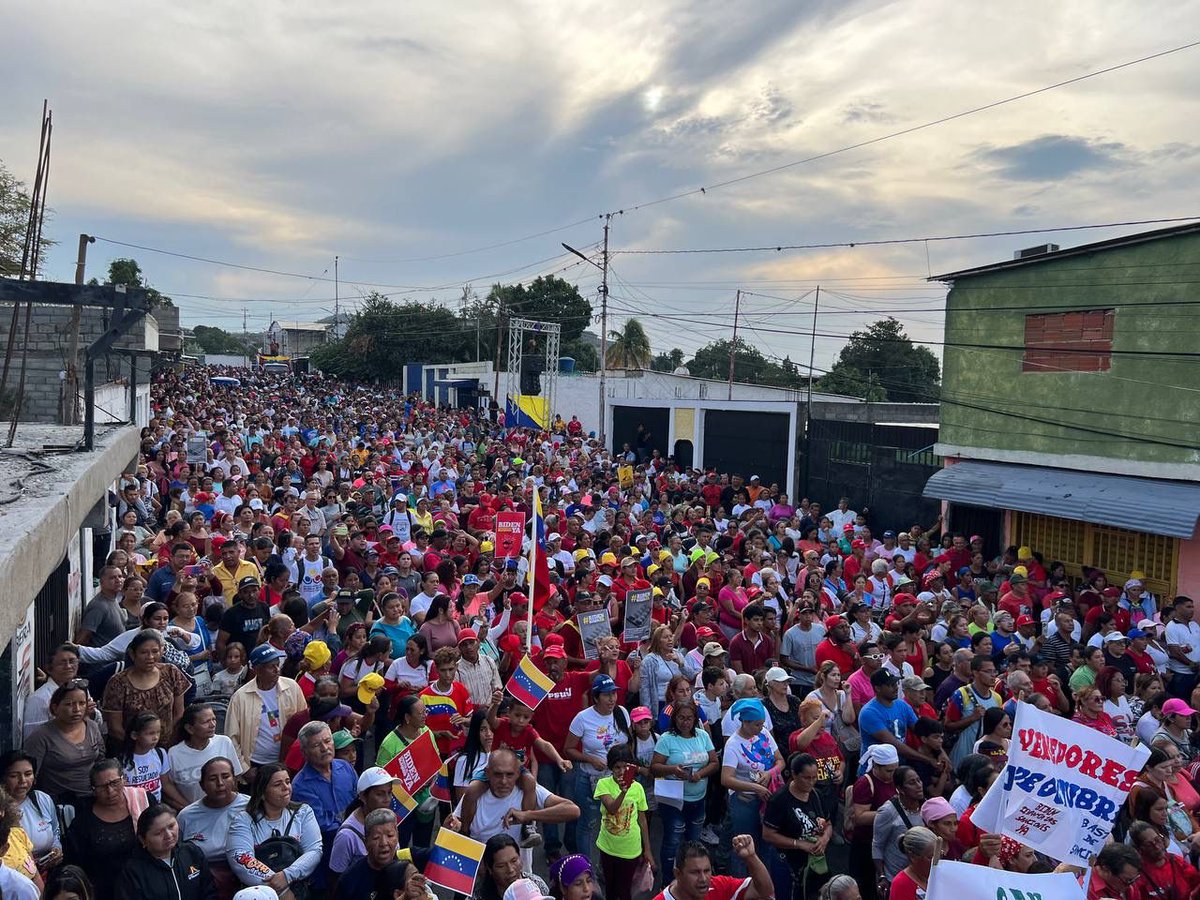Tremenda movilización del pueblo chavista en la Parroquia Guerrera Ana Soto de Barquisimeto #Lara. ¡Na'guará! @NicolasMaduro @AdolfoP_Oficial @LuisJonasReyes @dcabellor @PartidoPSUV @psuvlara2023 #VenezuelaCalorPatrio