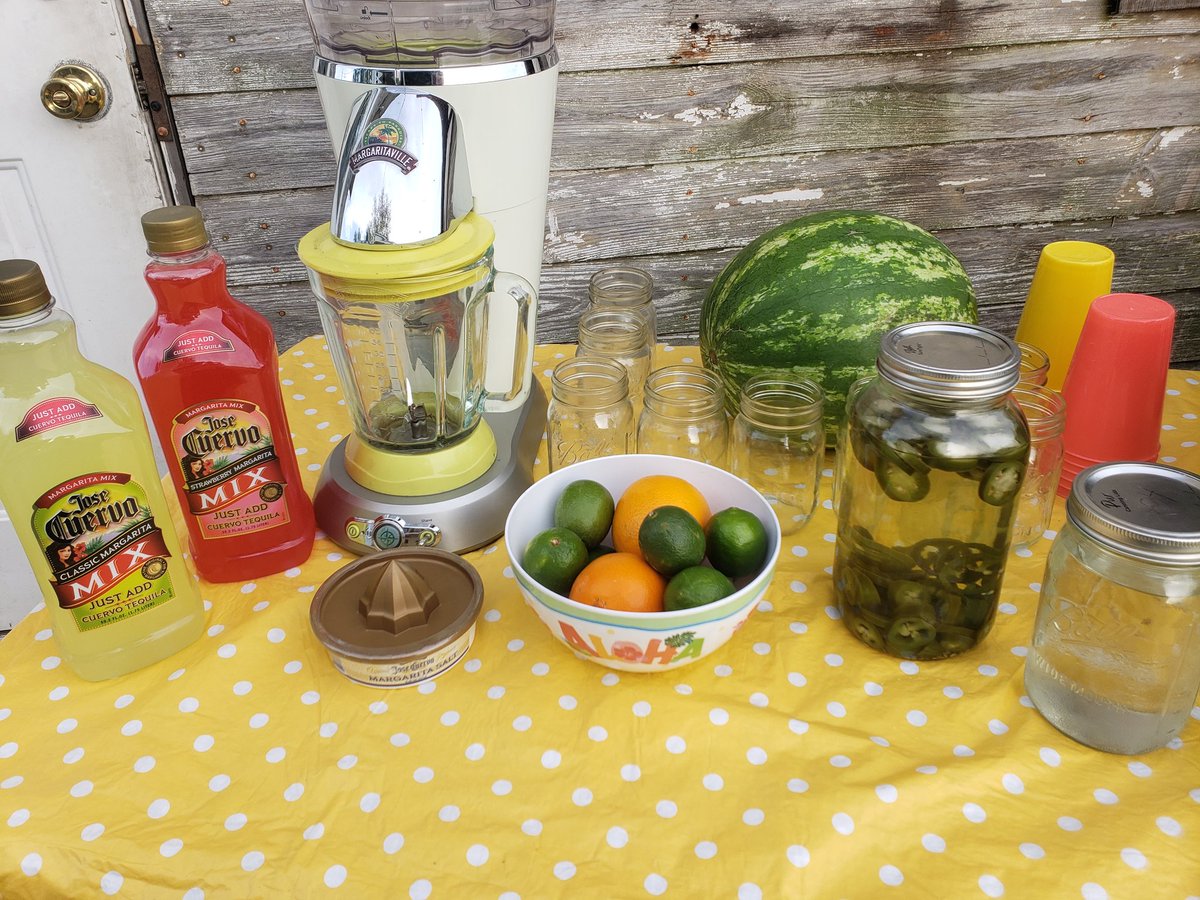 Drink station is ready!! Ooo-wee🍹